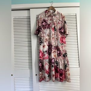 Chicos size 3.5 Floral Flared Short Sleeve Dress. The material feels luxurious!